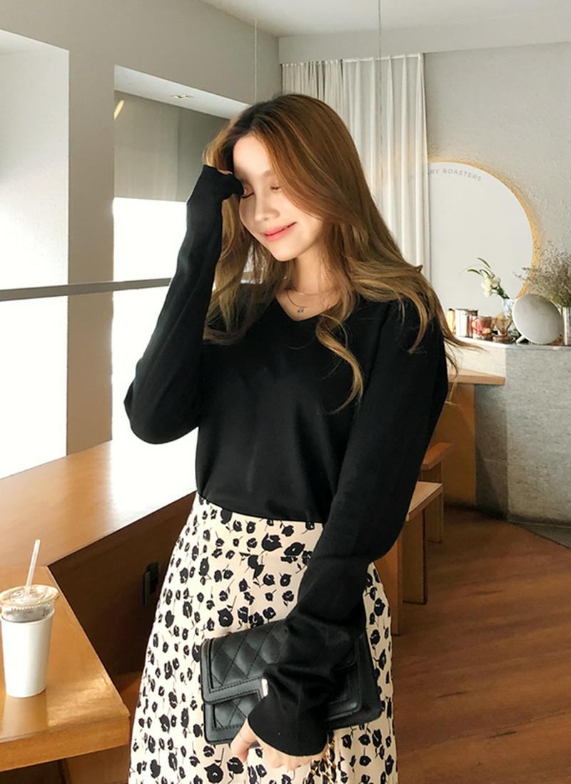 ダークカラーVネックニット