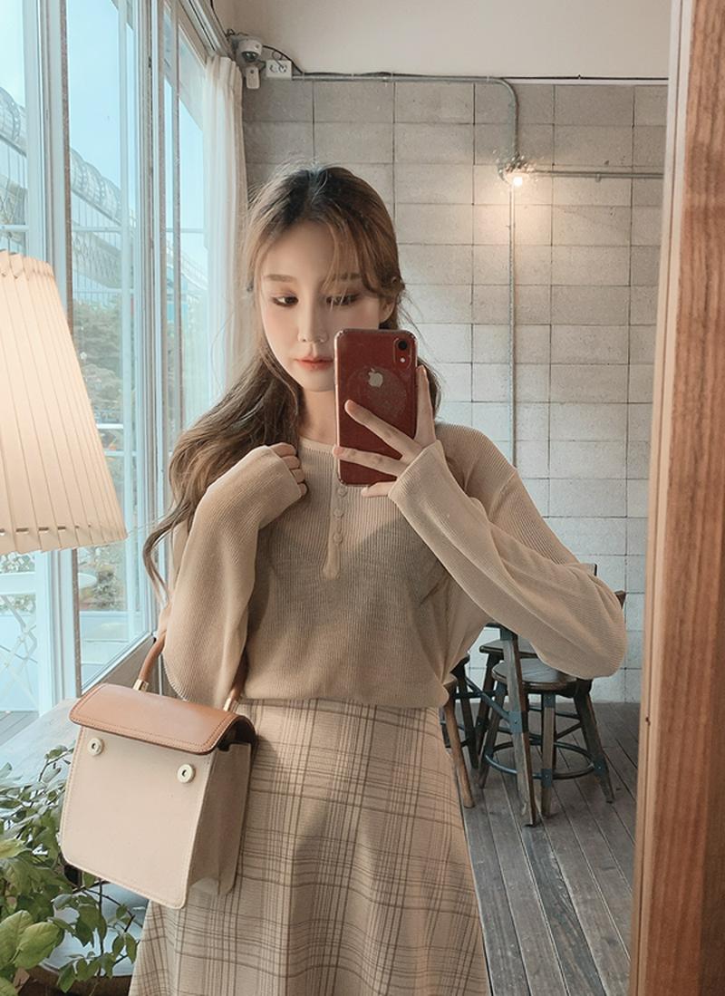 ボタンネックルーズニット