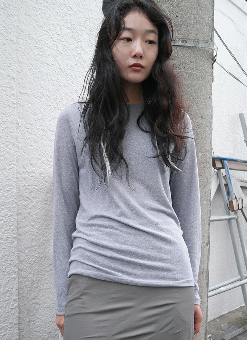 スリムフィット長袖Tシャツ