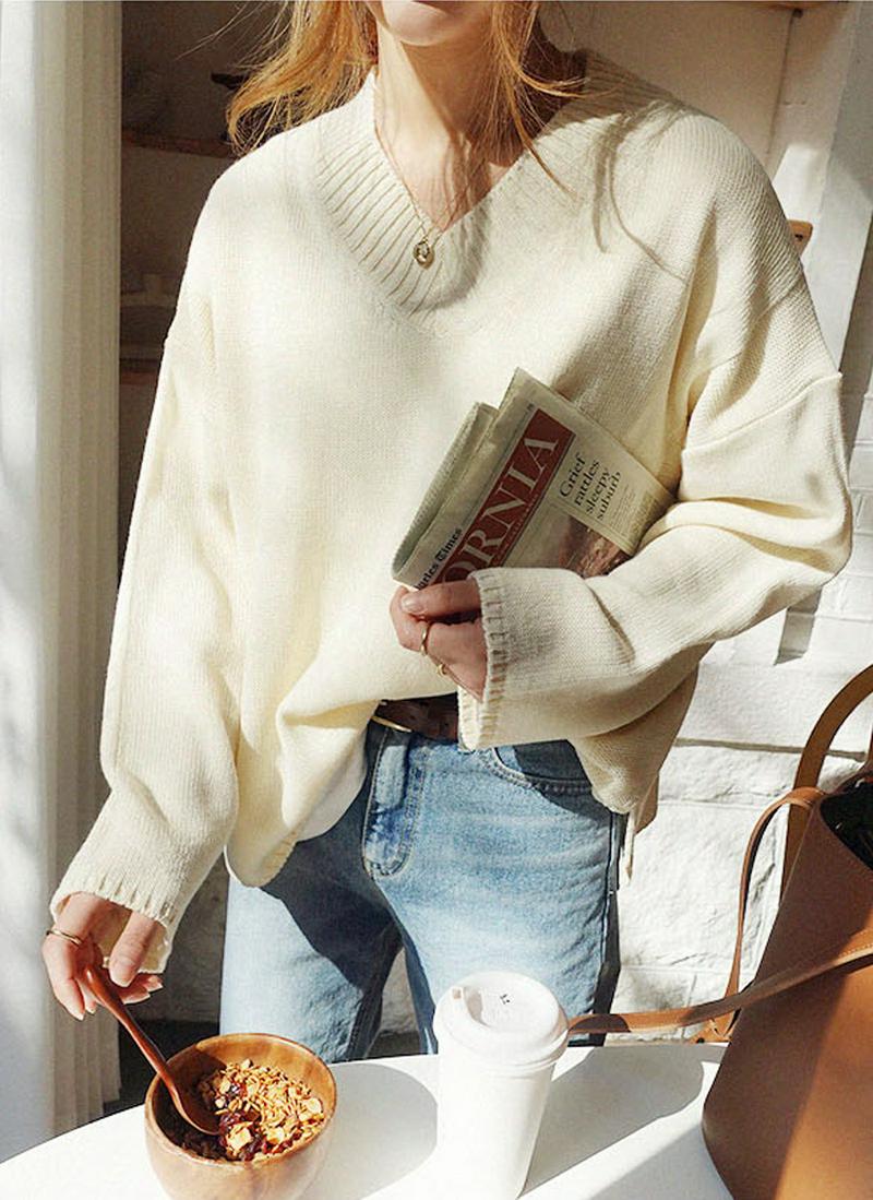 Vネックルーズアクリルニット