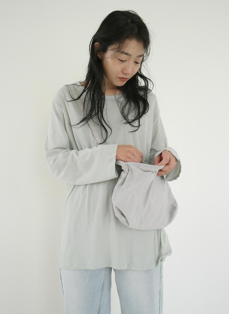 ラウンドネック長袖Tシャツ