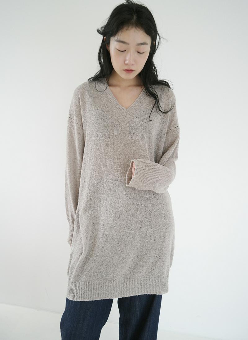 Vネックロングニット