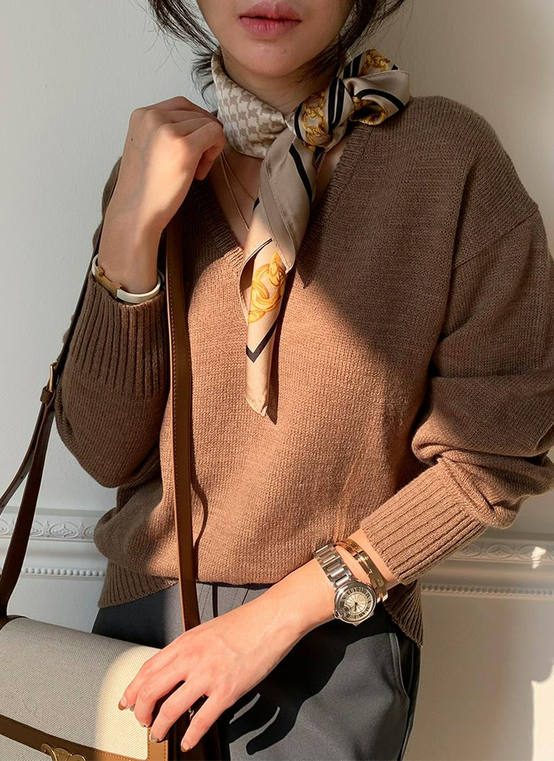 シンプルアクリル混Vネックニット