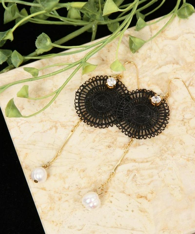 K14GF レースブラック×淡水パールチェーンピアス