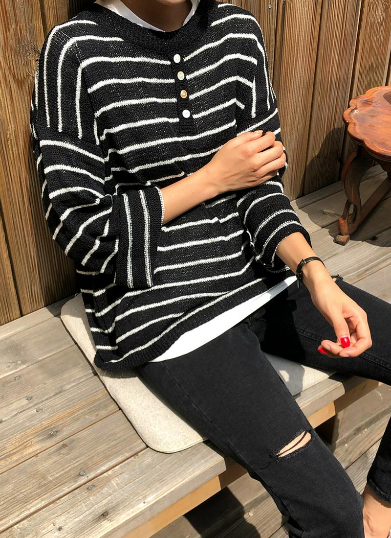 ボタンボーダーニット