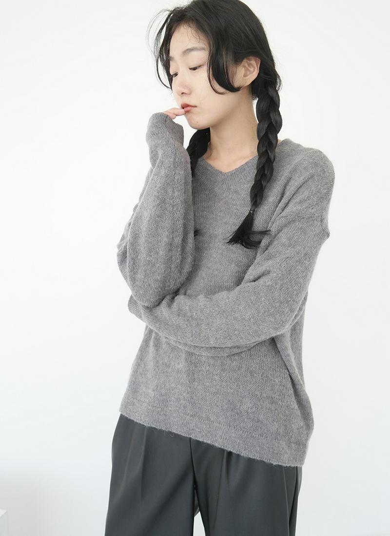 アルパカ混Vネックニット