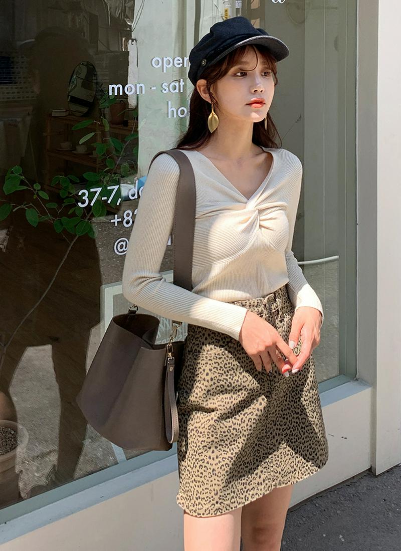 ≪人気商品再入荷≫ツイストリブニット・全4色・t55281 レディース【tops】 トップス ニット リブニット 長袖 Vネック デコルテ ツイスト 無地 カジュアル かわいい ガーリー フェミニン プルオーバー 秋 年上