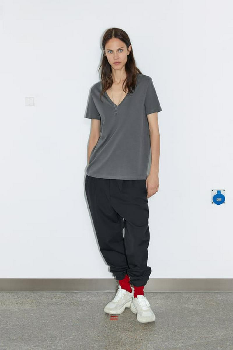 VネックベーシックTシャツ