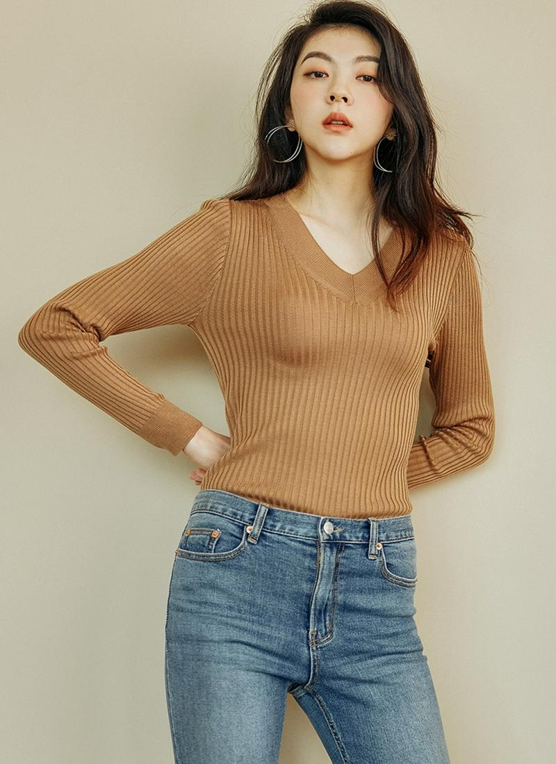 Vネックスリムニット