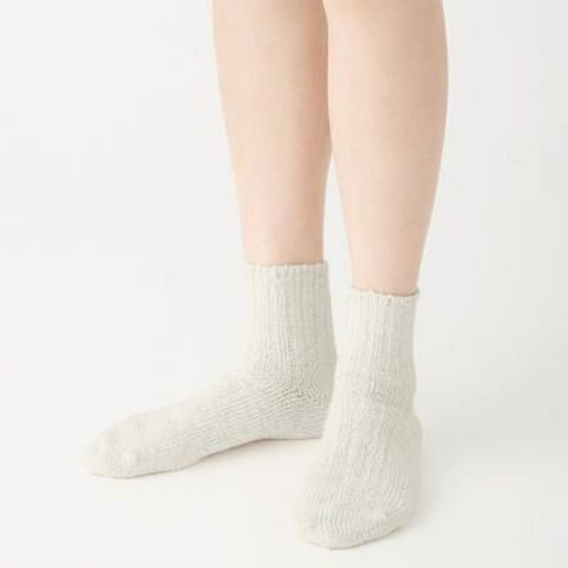足なり直角　ガラ紡糸で編んだ　ショート丈靴下（婦人） ２３～２５ｃｍ・生成