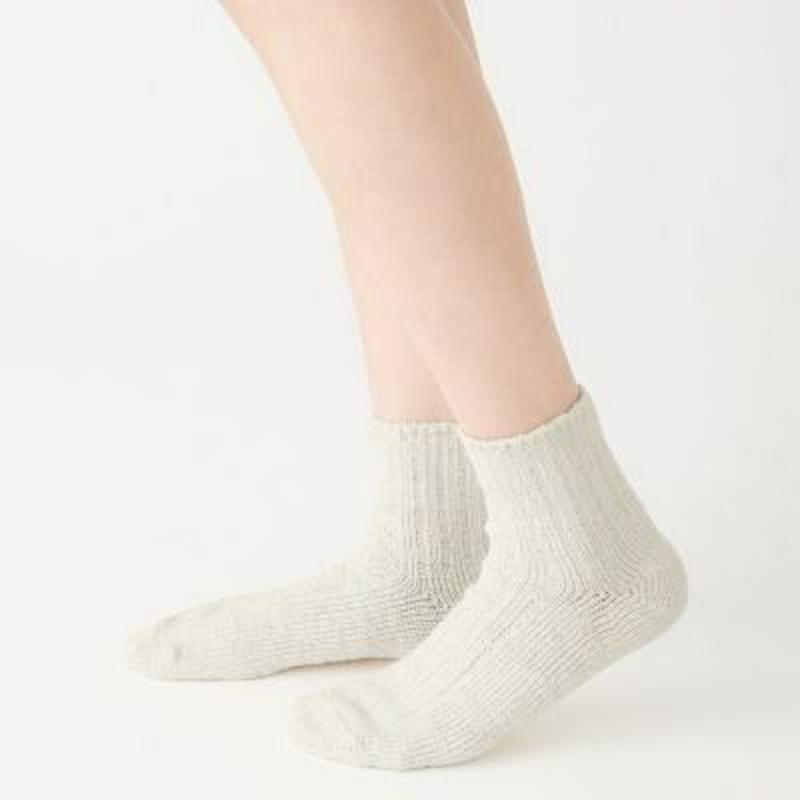 足なり直角　ガラ紡糸で編んだ　ショート丈靴下（婦人） ２３～２５ｃｍ・生成