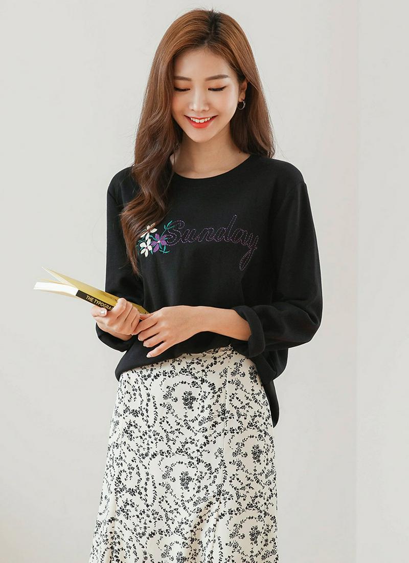 フラワー刺繍Tシャツ