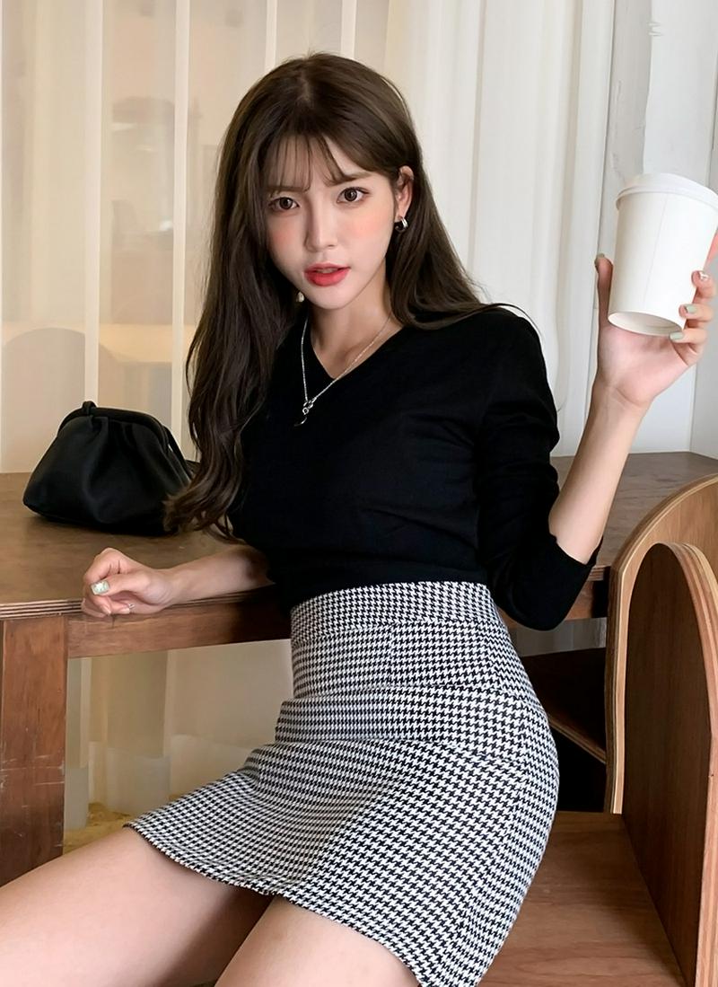 Vネックスリムアクリルニット