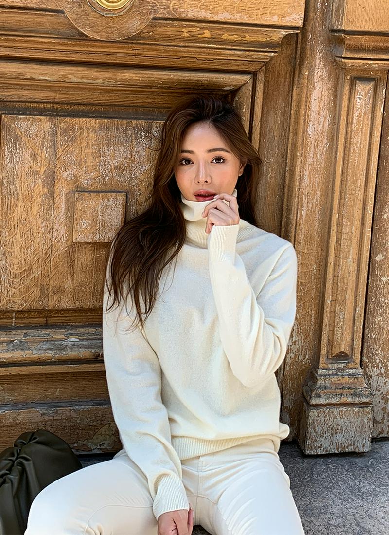 タートルネックカシミヤ混ニット