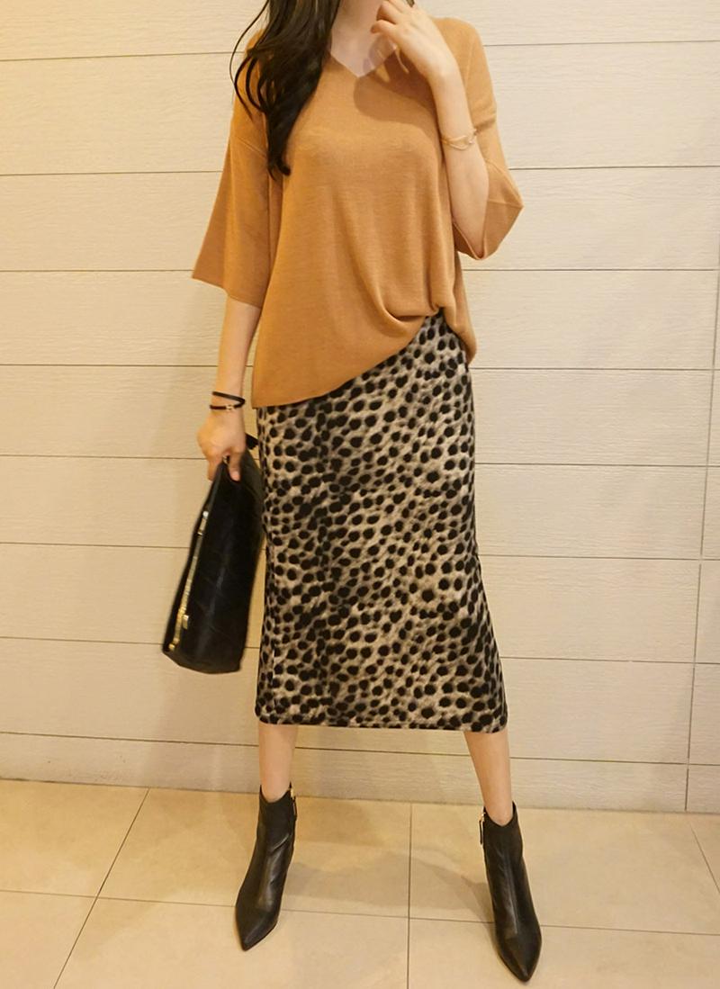 Vネックアクリルニット