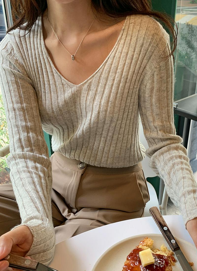 Vネックリブニット