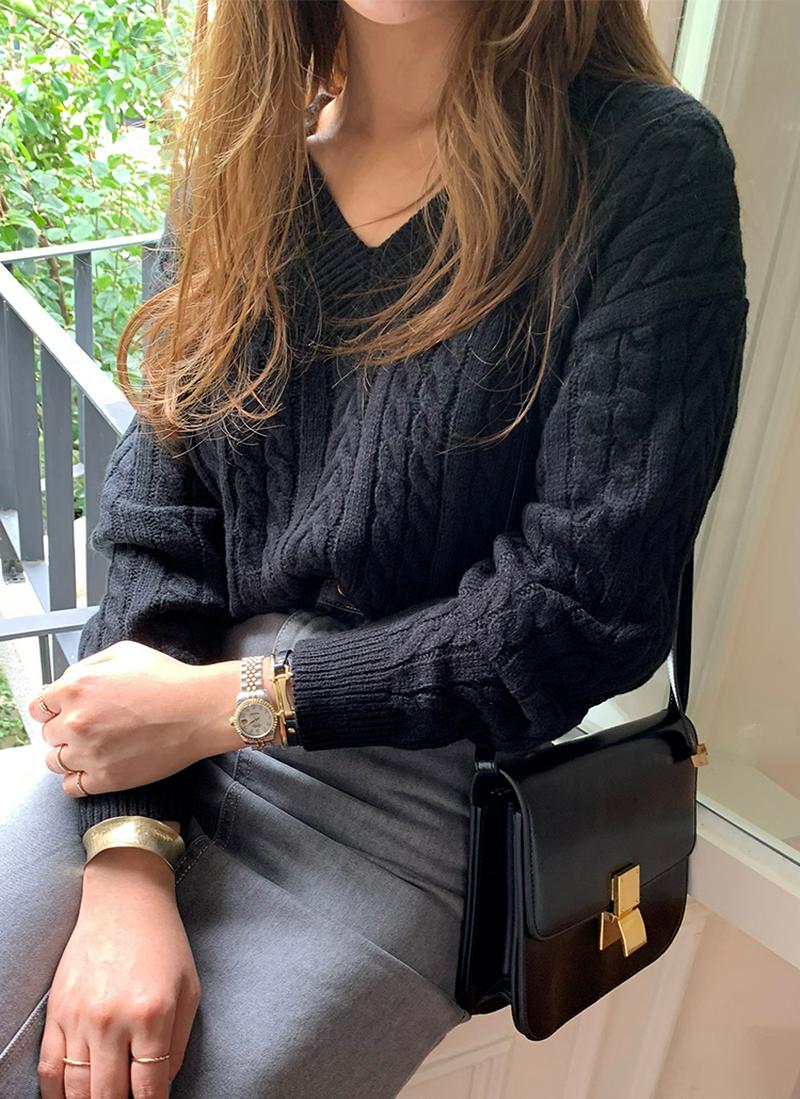 Vネックケーブルニット