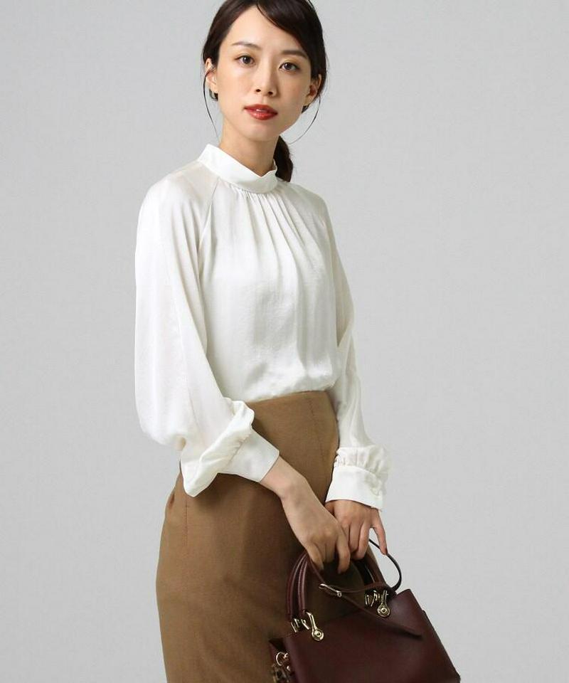 【洗える】サテンハイネックブラウス