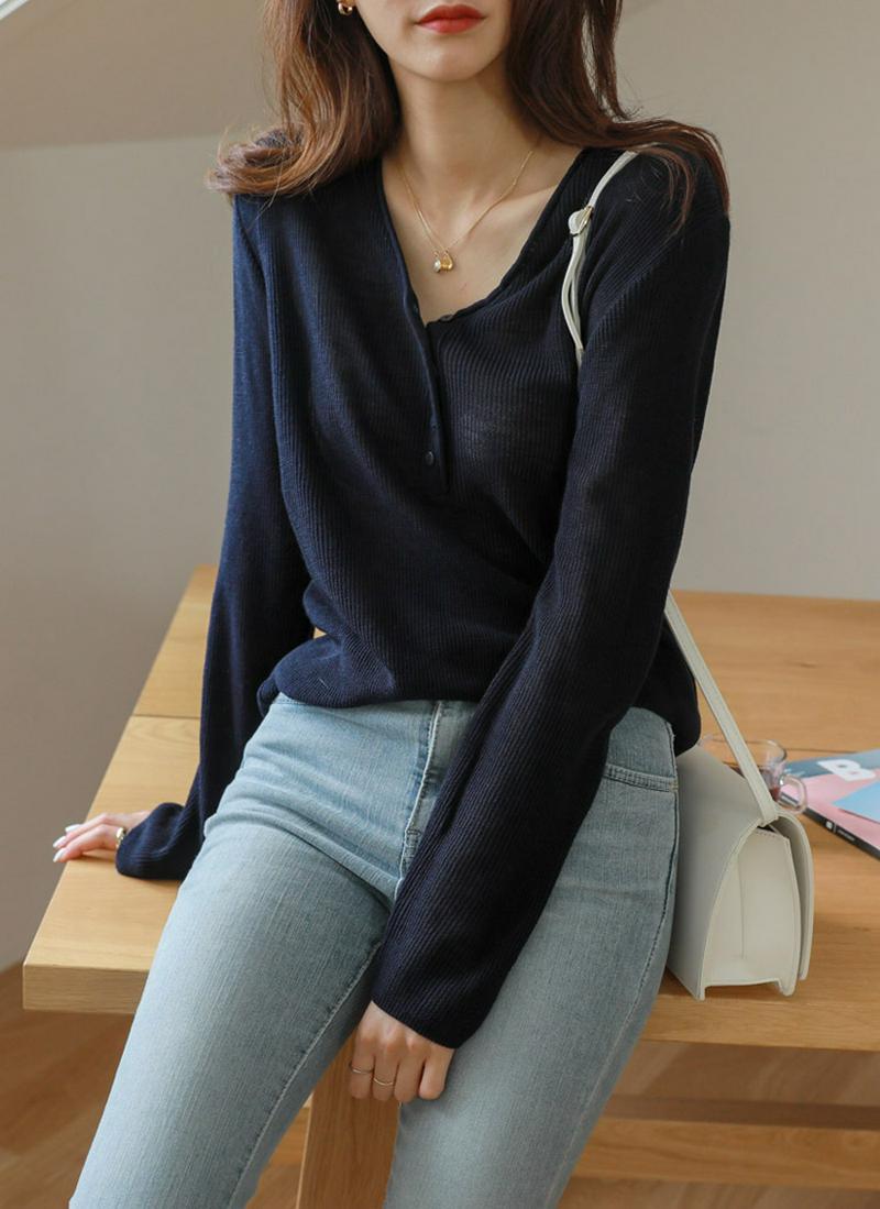 Vネックボタンリブニット