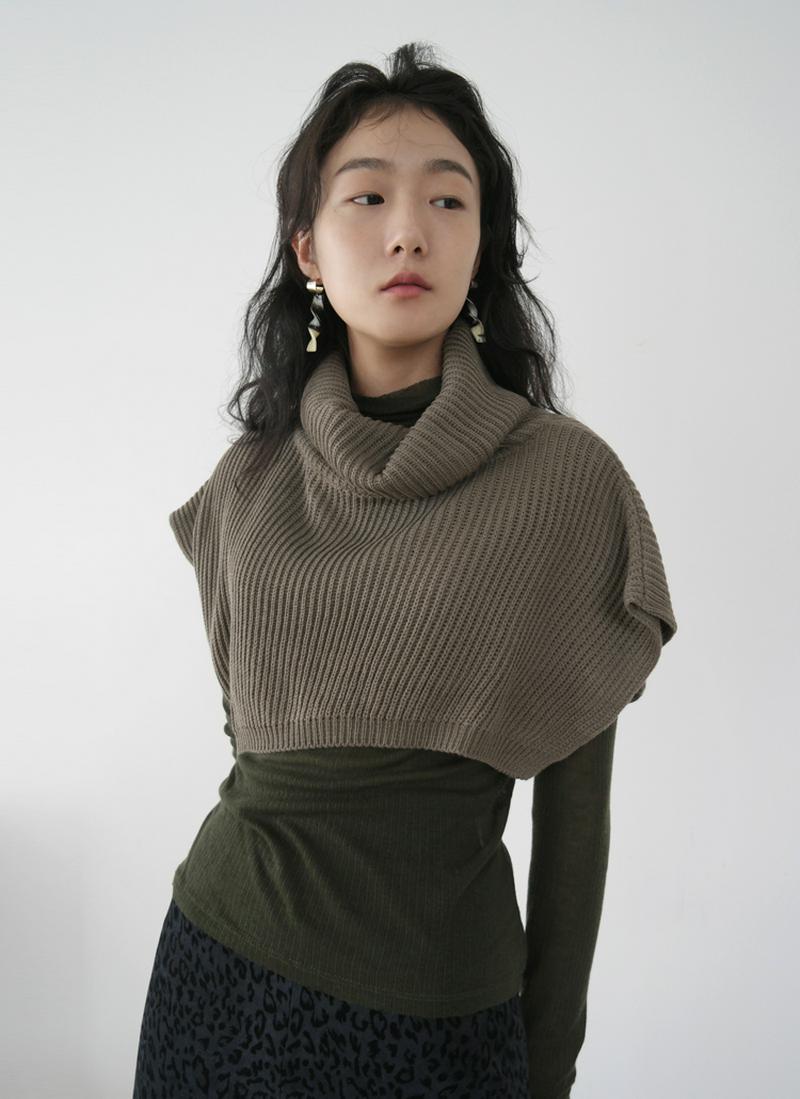 肩掛けタートルネックニット
