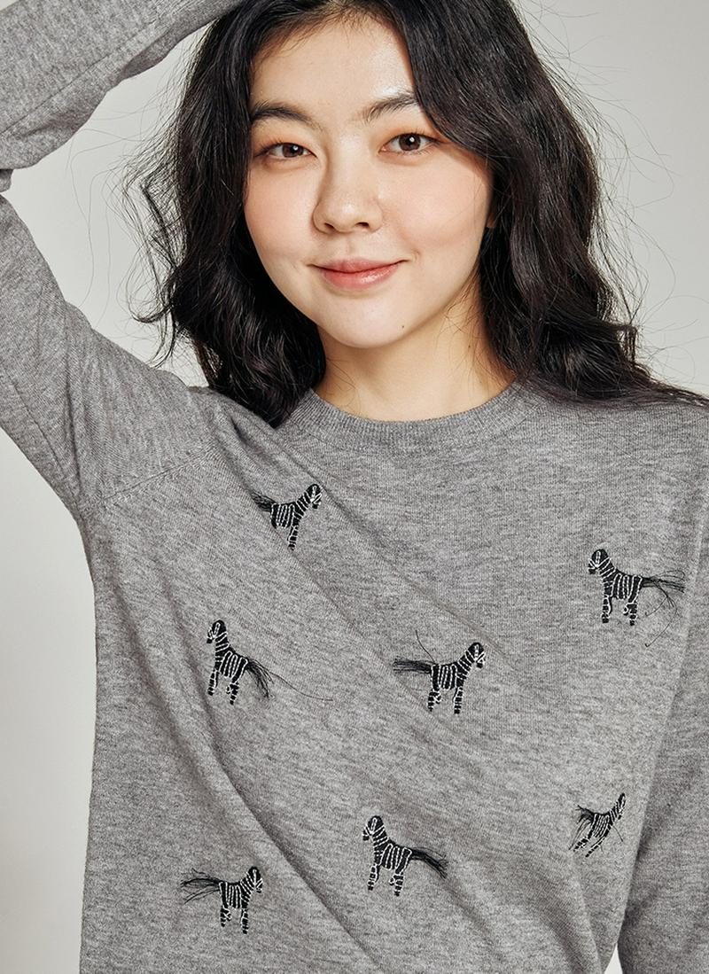 ゼブラ刺繍ニット