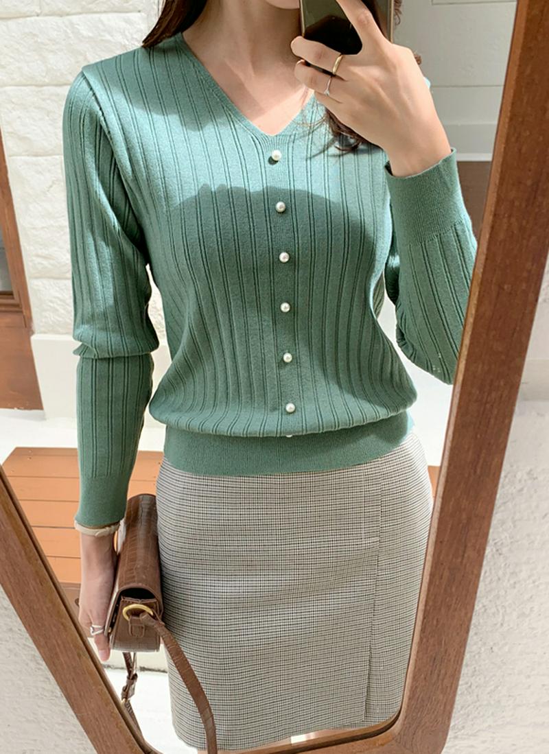 パール風ボタンVネックニット