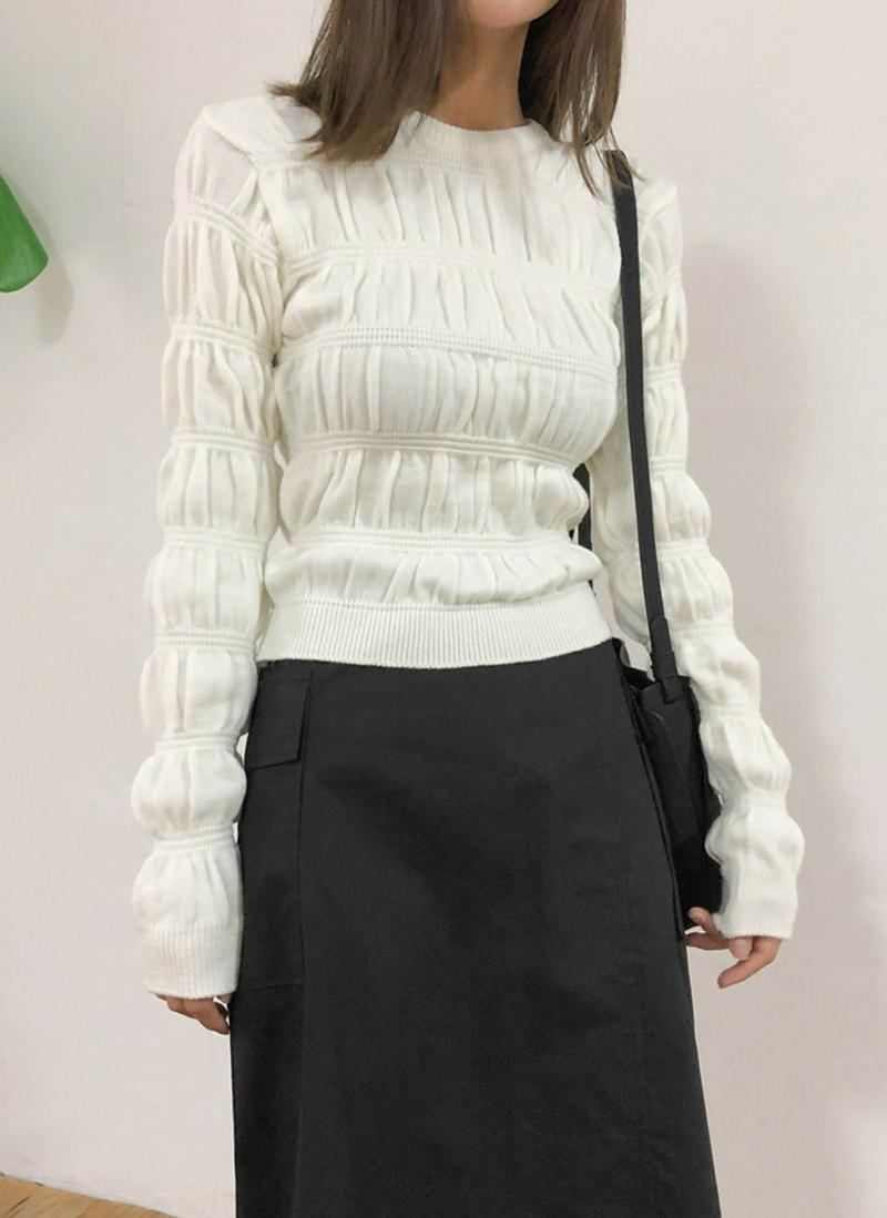 エンボスラウンドネックニット