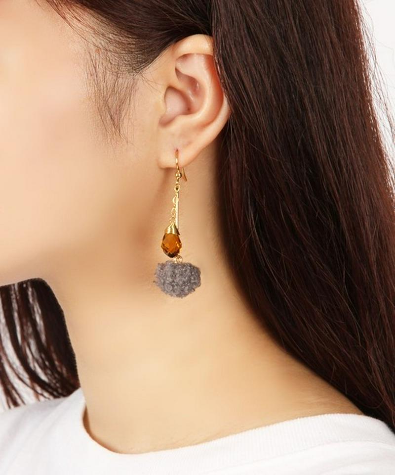 K14GF ウール風ボールグレイ×イエロークリスタルピアス