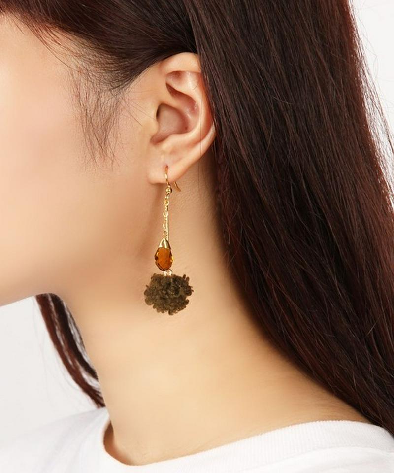 K14GF ウール風ボールカーキ×イエロークリスタルピアス