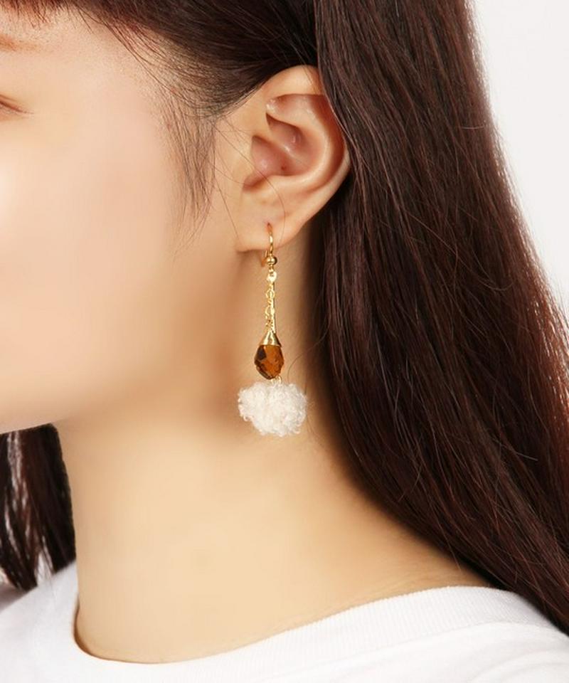 K14GF ウール風ボールベージュ×イエロークリスタルピアス