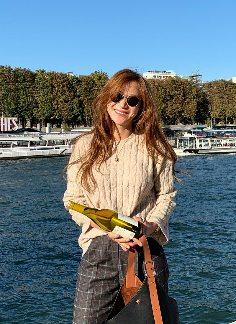 ラウンドネックケーブルニット