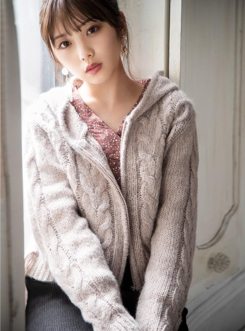 与田祐希(乃木坂46)小花柄開き襟ダブルブラウス