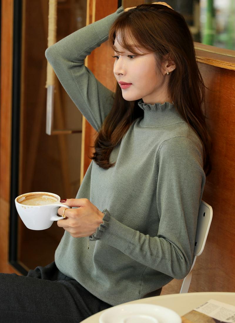 フリルタートルネックニット