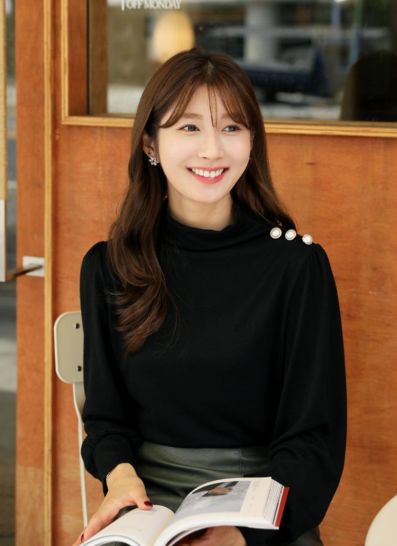 パールポイントハイネックニット