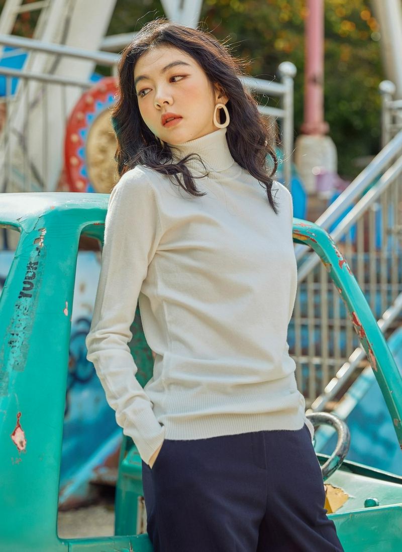 シンプルタートルネックニット