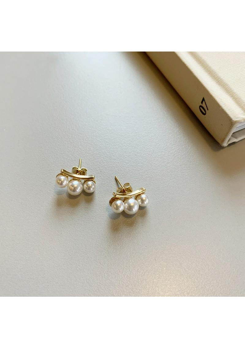 トリプルフェイクパールピアス
