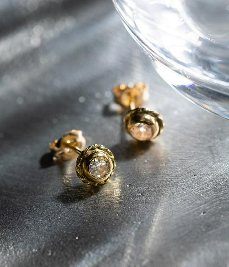 【DeWLuX】ジルコニアフレームピアス