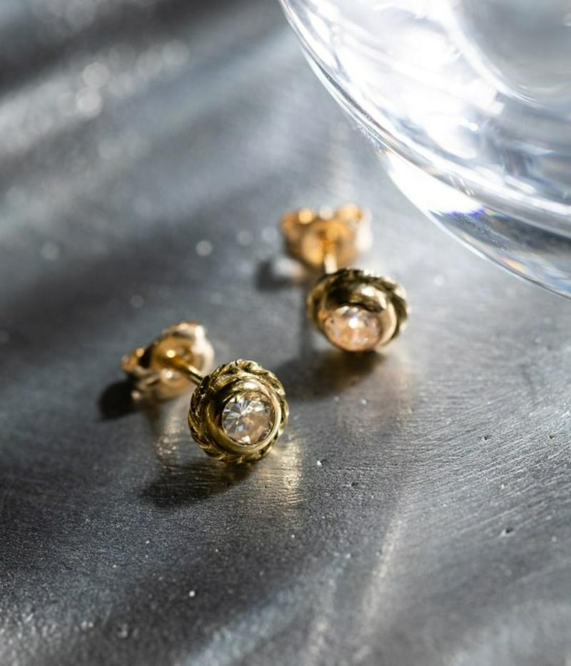 【DeWLuX】ジルコニアフレームピアス