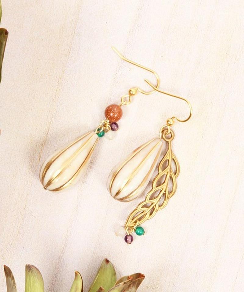 K14GF 木の実のアシンメトリーホワイトピアス