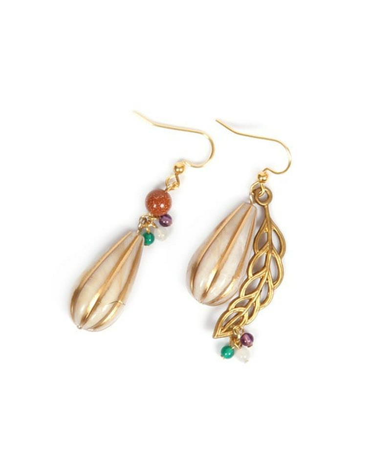 K14GF 木の実のアシンメトリーホワイトピアス