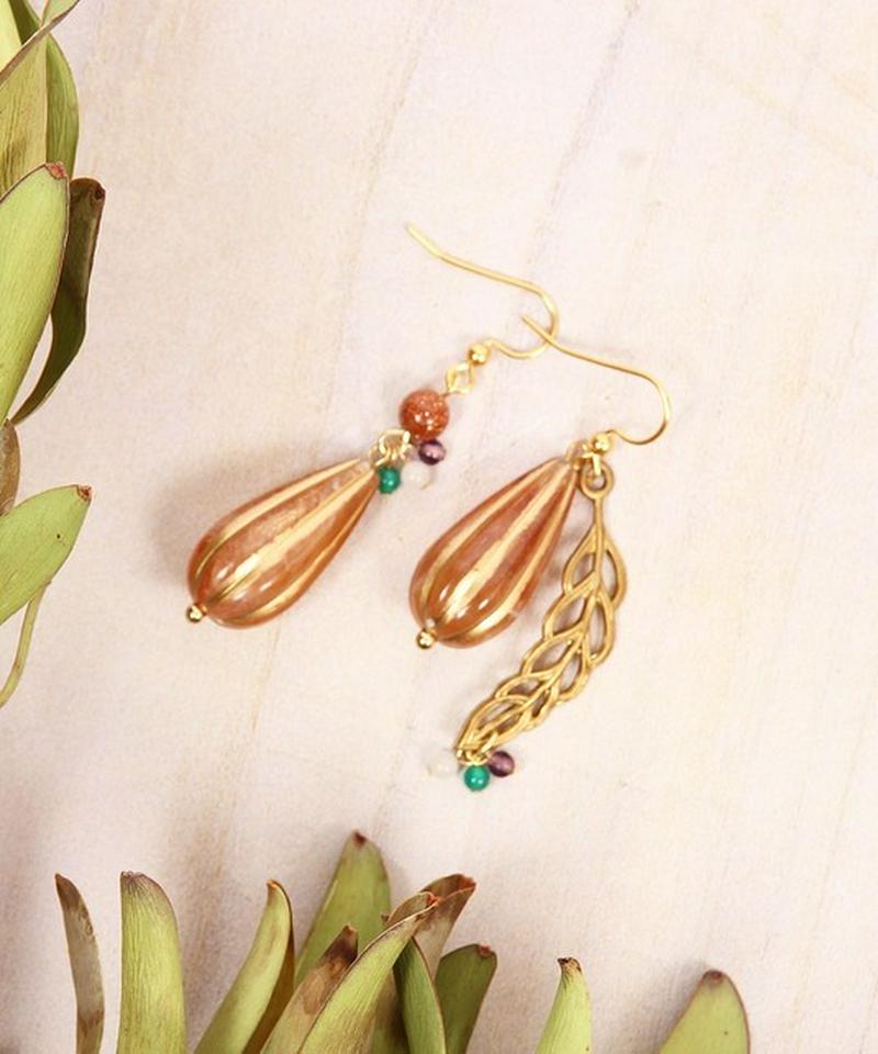 K14GF 木の実のアシンメトリーブラウンピアス