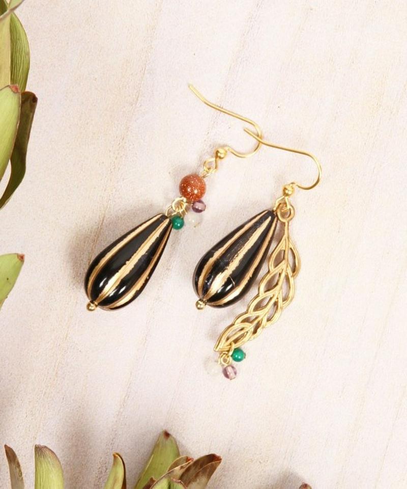 K14GF 木の実のアシンメトリーブラックピアス