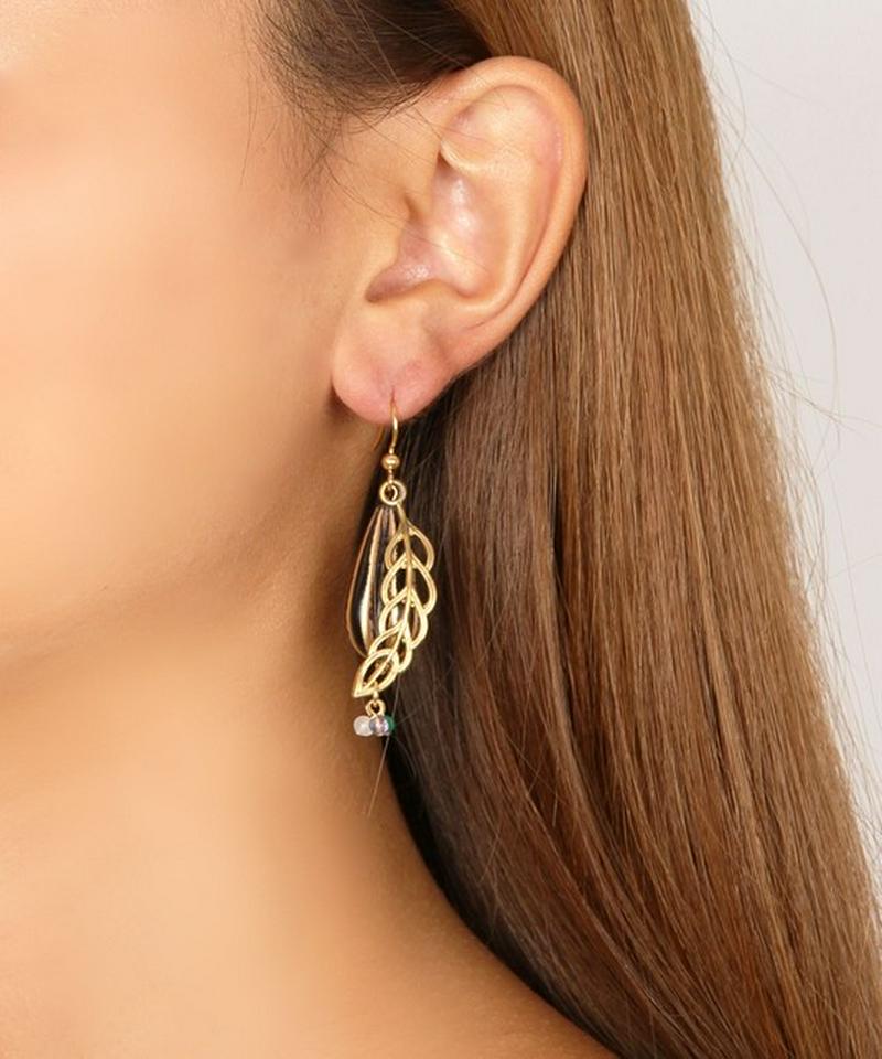 K14GF 木の実のアシンメトリーブラックピアス