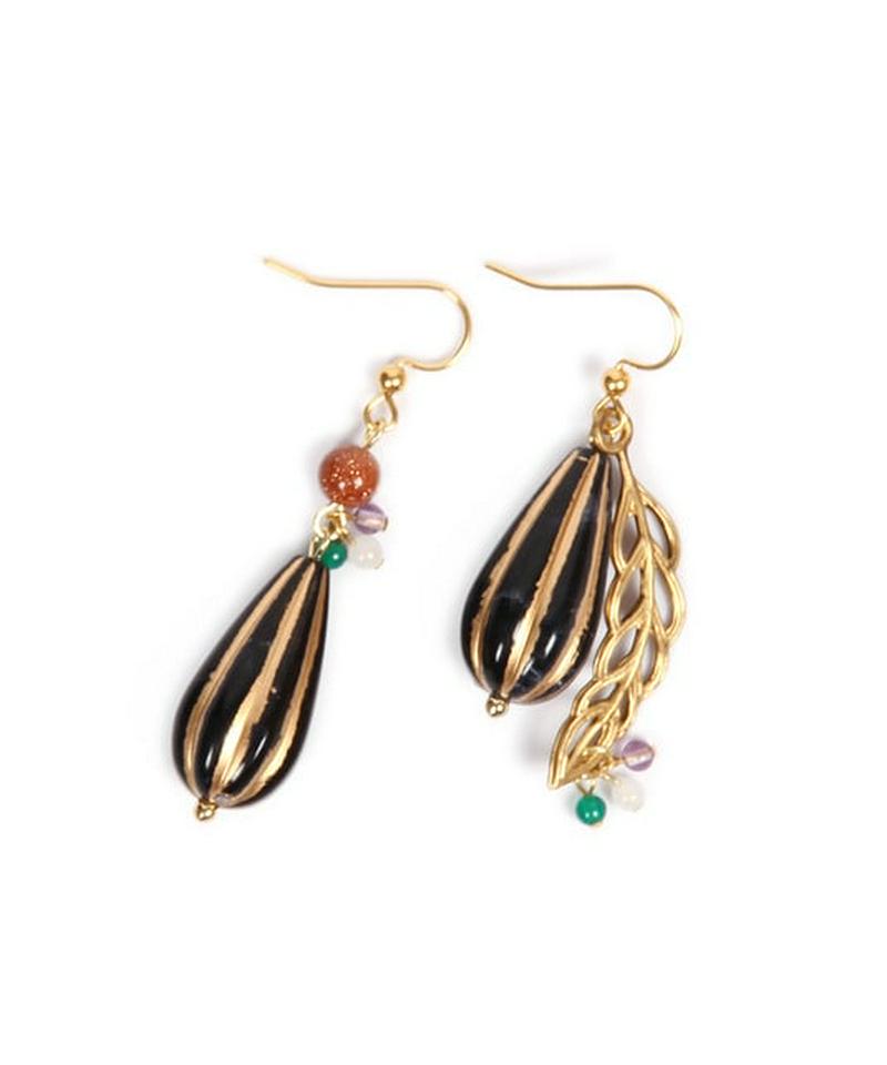 K14GF 木の実のアシンメトリーブラックピアス