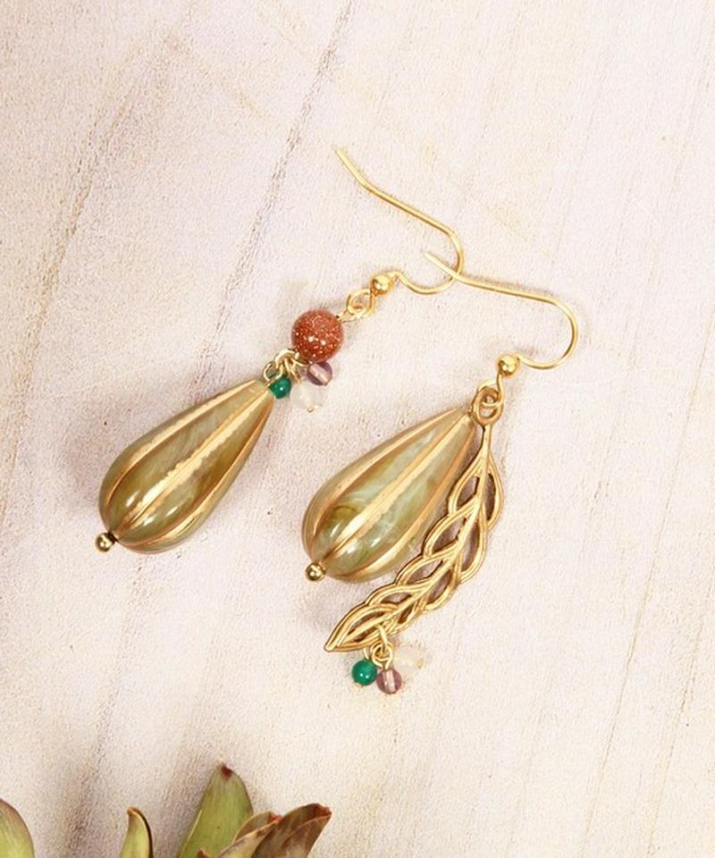 K14GF 木の実のアシンメトリーカーキピアス