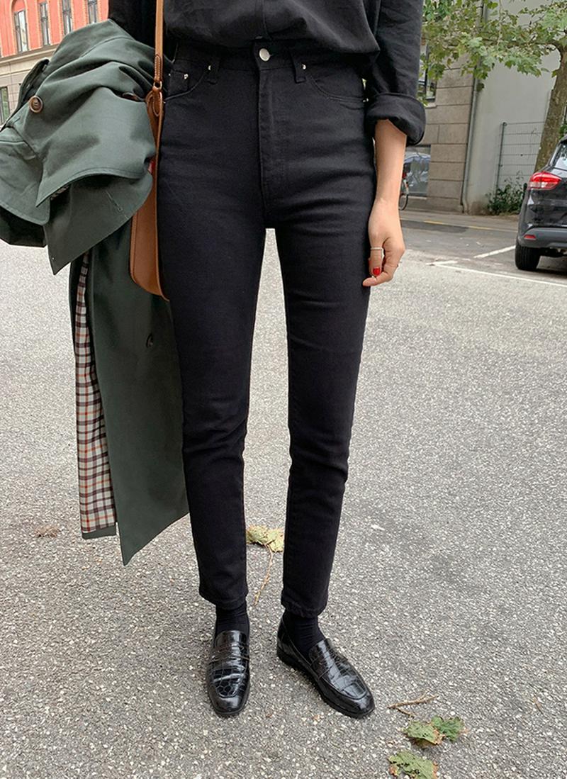 ブラックスリムストレートパンツ
