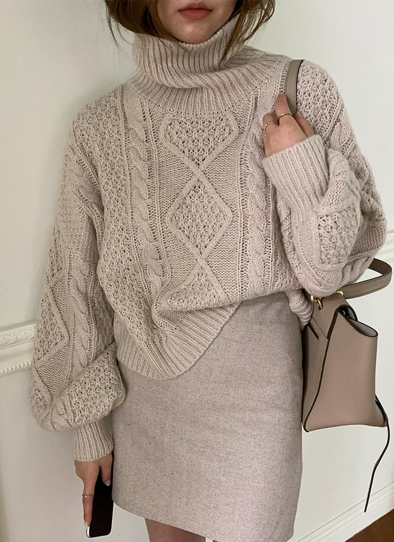 ハイネッククロップドケーブルニット