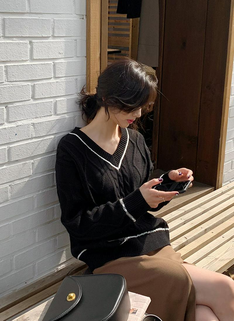 Vネックラインツイストニット