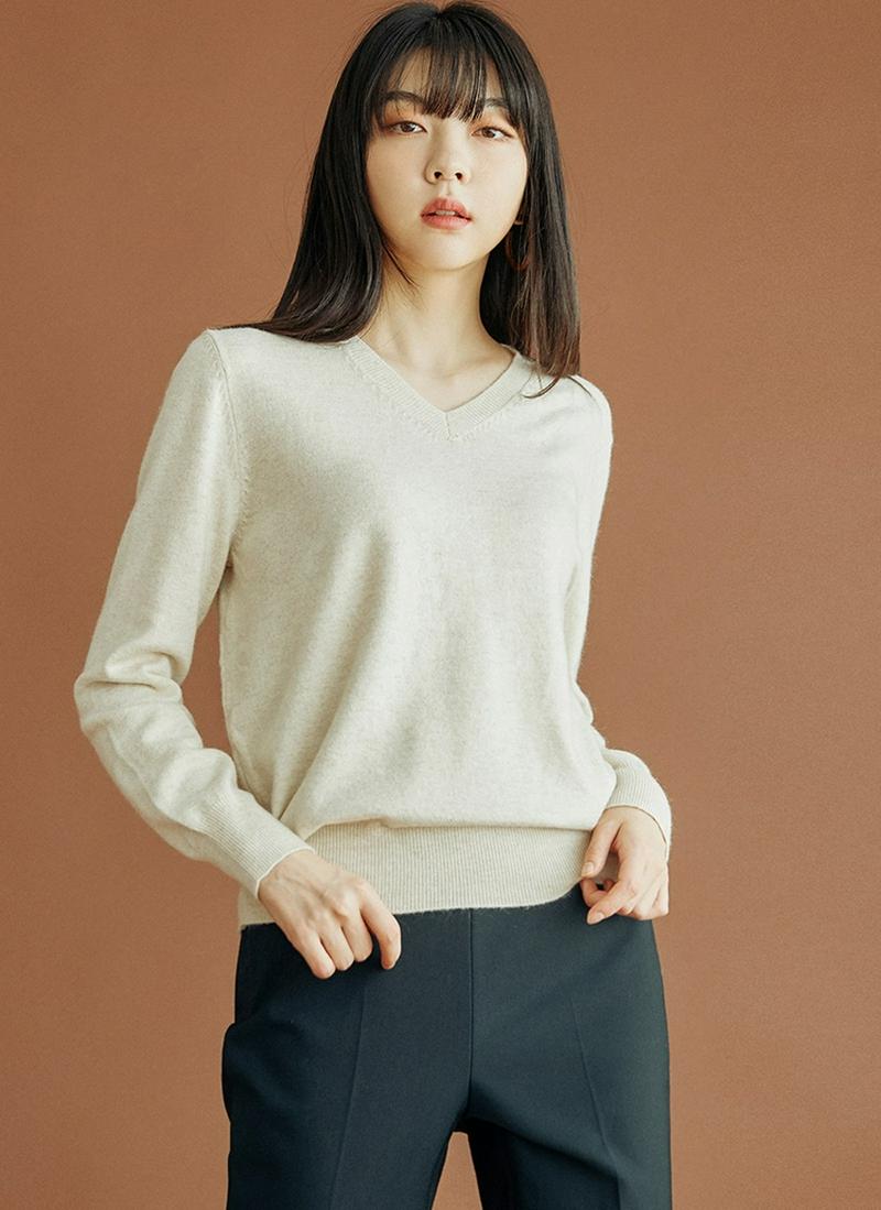 アンゴラ混Vネックニット