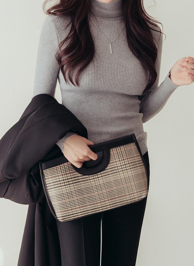 タートルネックリブニット